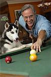 Homme jouer au Pool avec chien