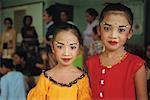 Zwei Mädchen in Make-up Penestanan, Bali, Indonesien