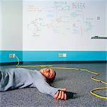 Homme couché sur le plancher dans le Bureau