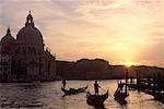 Gondeln an Sonnenuntergang Venedig, Italien