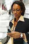 Femme d'affaires avec téléphone SCP