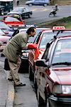 Homme de héler un Taxi