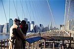 Jeune Couple de s'embrasser sur le pont