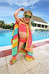 Jeune fille debout au bord de piscine