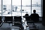 Homme en attente dans un aéroport