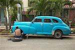 Homme fixant sa voiture Cuba