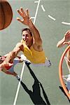 Mann spielen Basketball