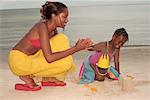 Mutter und Tochter spielen am Strand