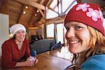 Zwei Frauen sitzen am Tisch in der Skihütte