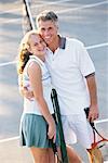 Porträt von Vater und Tochter auf Tennisplatz