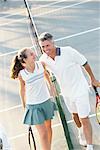 Vater und Tochter auf Tennisplatz