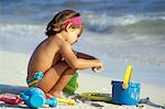 Fille jouant sur la plage