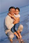 Grand-père avec petite fille sur la plage