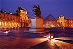 Louvre bei Nacht Paris, Frankreich