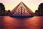 Le Musée du Louvre, Paris, France, coucher de soleil