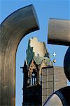 Kaiser-Wilhelm-Kirche und moderne Skulptur Berlin, Deutschland