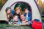 Familie zusammen im Zelt