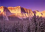 Montagnes au lever du soleil en hiver le Parc National Banff, Alberta, Canada