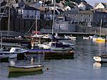 Boote im Hafen Mousehole, Cornwall, England