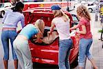 Adolescentes chargement voiture