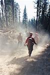 Hommes patrouillant la forêt