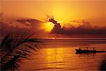 Bateau sur l'eau au coucher du soleil, Negril, Jamaïque