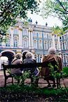 Dames assis sur le banc par le Musée d'Ermitage Saint-Pétersbourg, Russie