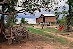 Charrue et une maison sur pilotis au Cambodge