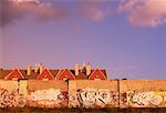 Häuser und Graffiti an der Wand