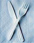 Couteau et une fourchette sur la serviette de table en plastique