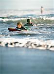 Jungen Boogie-Boarding