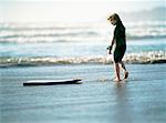 Junge am Strand mit Boogie-Board