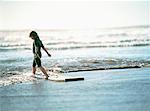 Junge am Strand mit Boogie-Board