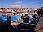 Bateaux au quai Port Whitby Whitby, Yorkshire en Angleterre