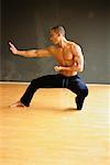 Homme pratiquer le Tai Chi