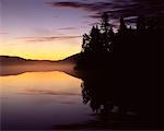 Lever du soleil sur le lac le Parc Provincial du Mont Carleton (Nouvelle-Écosse), Canada
