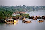 Bateaux le long de la rivière des parfums-Hue, Vietnam