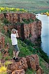 Mann mit Fernglas von Branco von Lookout, El Country Kimberley, Australien