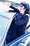 Femme d'affaires permanent en voiture à l'aide de téléphone portable