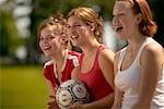 Junge Frauen mit Fußball