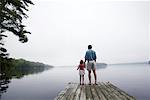 Père et fille sur le quai