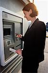 Frau mit ATM-Maschine