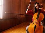 Jeune fille jouant violoncelle