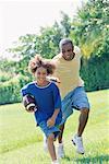 Vater und Sohn Fußball spielen