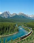 Montagnes Rocheuses et Train lac Louise, Alberta, Canada