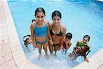 Portrait des enfants dans la piscine