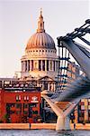 St Paul's Cathedral und Millennium Bridge London, England