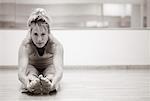 Femme qui s'étend dans une salle de sport