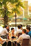 Personnes ayant des boissons Indochine Waterfront Bar Empress Place, Singapour