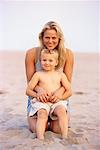 Porträt von Mutter und Sohn am Strand